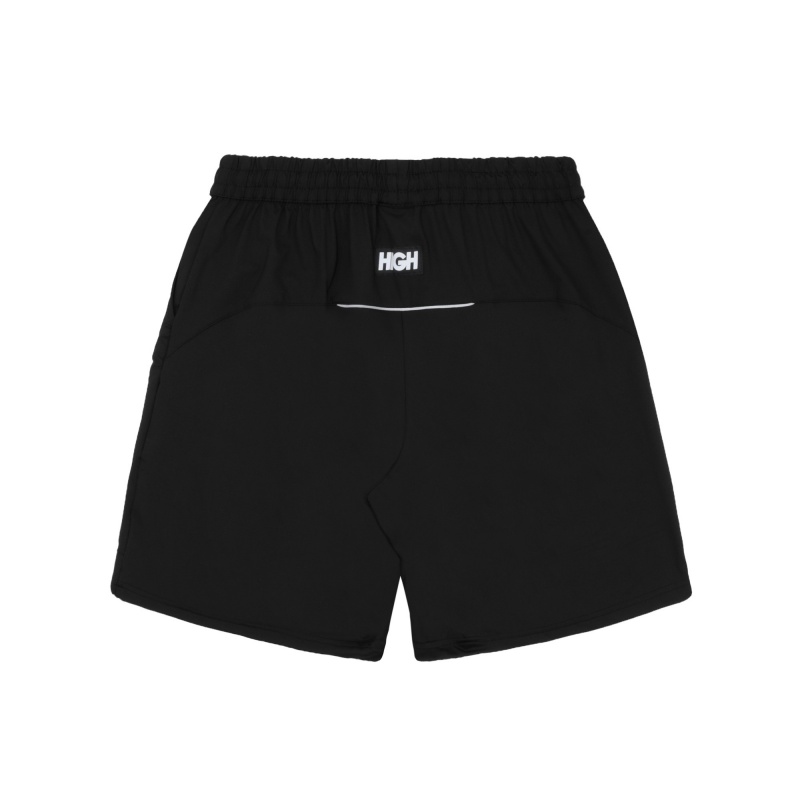 Short com tecido dry fit 88% polister e 12% elastano com etiqueta emborrachada. Recortes com detalhes em tecido refletivo, etiqueta trama dupla refletiva, cadaros e ponteiras. Modelagem Oversized. / Shorts made of 88% polyester and 12% elastane dry-fit 