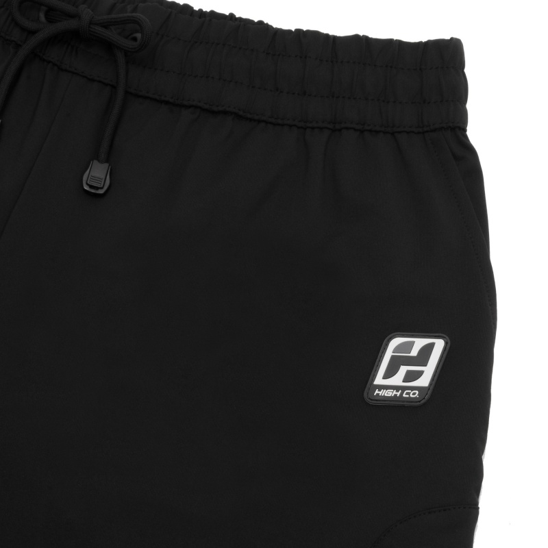 Short com tecido dry fit 88% polister e 12% elastano com etiqueta emborrachada. Recortes com detalhes em tecido refletivo, etiqueta trama dupla refletiva, cadaros e ponteiras. Modelagem Oversized. / Shorts made of 88% polyester and 12% elastane dry-fit 