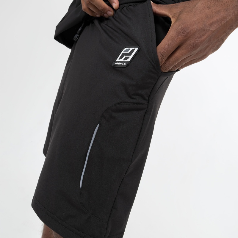 Short com tecido dry fit 88% polister e 12% elastano com etiqueta emborrachada. Recortes com detalhes em tecido refletivo, etiqueta trama dupla refletiva, cadaros e ponteiras. Modelagem Oversized. / Shorts made of 88% polyester and 12% elastane dry-fit 