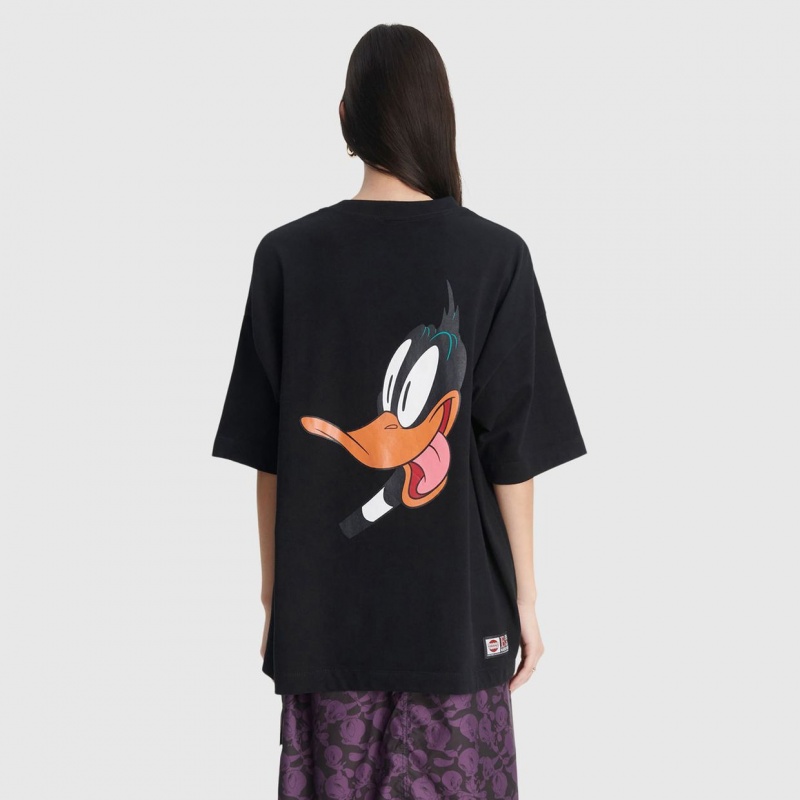 Camiseta Baw New Over Daffy x Looney Preto