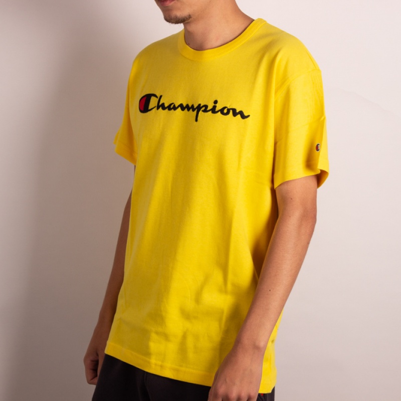 Camiseta Champion Script Patch Logo Amarelo