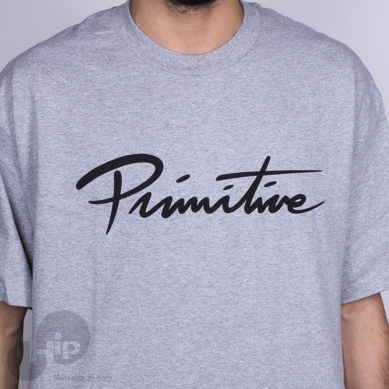 Camiseta Primitive Nuevo Script Cinza Claro