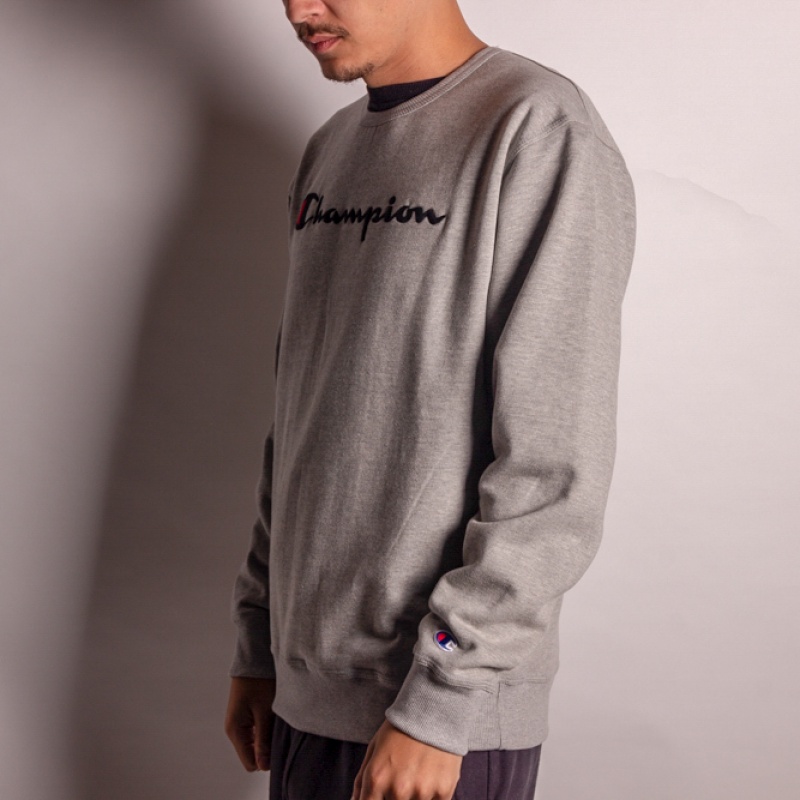 Moletom Crewneck Champion Script Patch Logo Cinza Claro