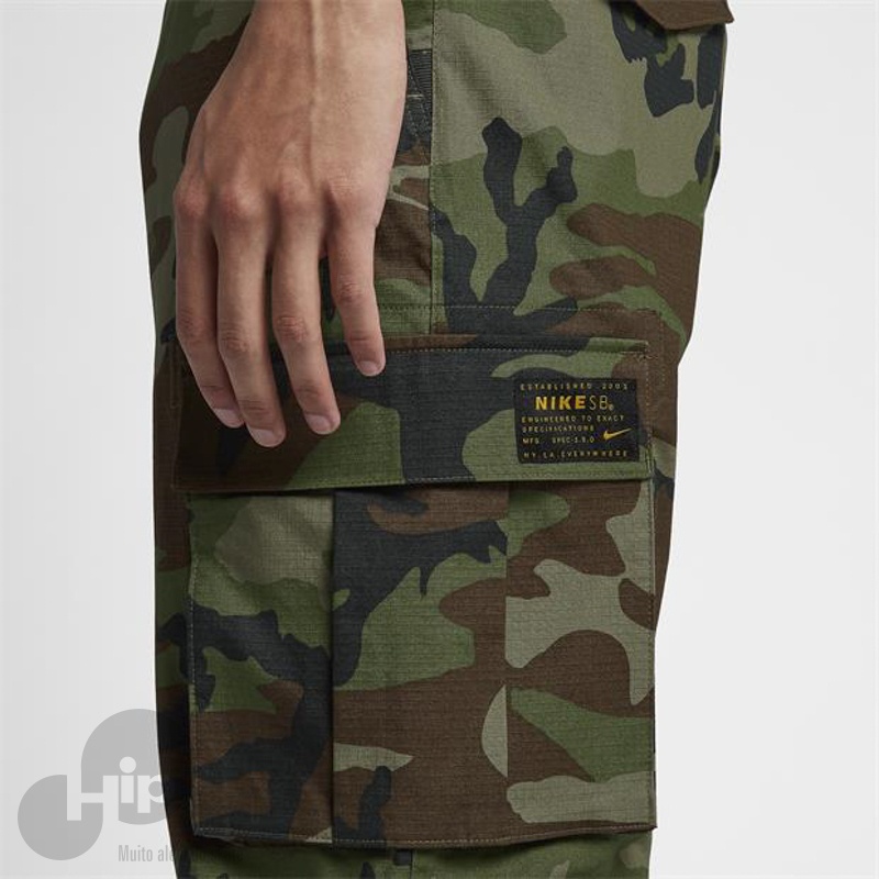 calça camuflada nike