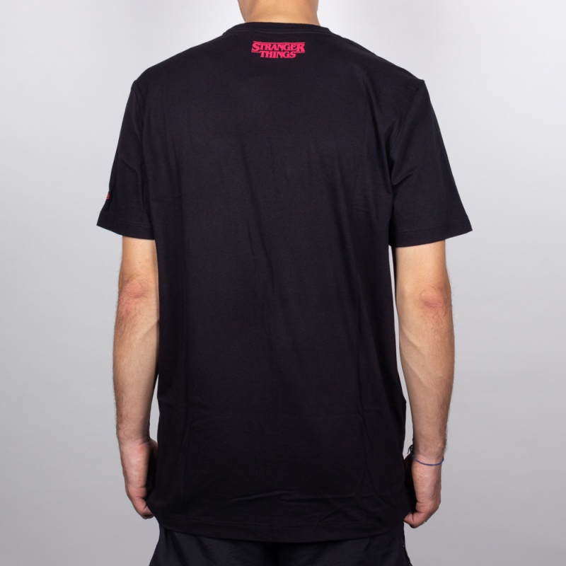 Camiseta New Era Yearbook Stranger Things Preto